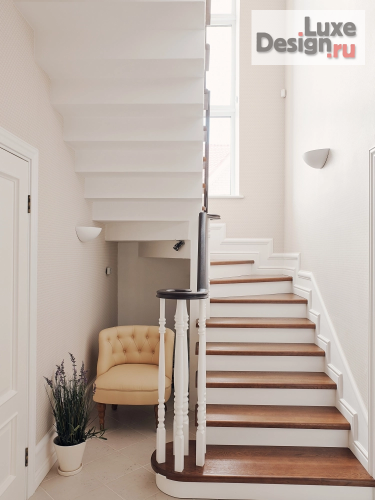 Дизайн интерьера коттеджа "Лестничный холл " (фото 1)